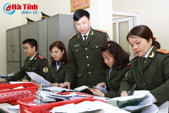 Cán bộ, chiến sỹ Phòng Quản lý xuất nhập cảnh vẫn cần mẫn, miệt mài làm việc Cán bộ, chiến sỹ Phòng Quản lý xuất nhập cảnh vẫn cần mẫn, miệt mài làm việc