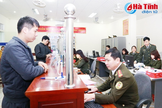 Ngày 5/2 (tức 27/12 âm lịch) ngày làm việc cuối cùng của năm Ất Mùi, vẫn còn rất đông người dân đến làm thủ tục kê khai, xin cấp hộ chiếu. Ngày 5/2 (tức 27/12 âm lịch) ngày làm việc cuối cùng của năm Ất Mùi, vẫn còn rất đông người dân đến làm thủ tục kê khai, xin cấp hộ chiếu.