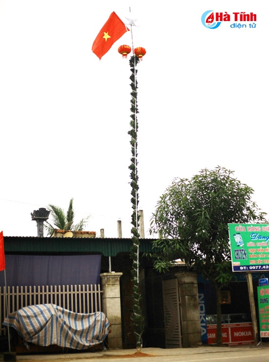 Rẽ khỏi tuyến đường QL1A để ngược lên phía Tây, cái không khí xô bồ, ngột ngạt của phố thị ngày giáp tết đã không còn. Những cây nêu cao chọc trời được trang trí đẹp ở khắp mọi nơi, dường như hương vị của tết đã thực sự đến gần hơn.