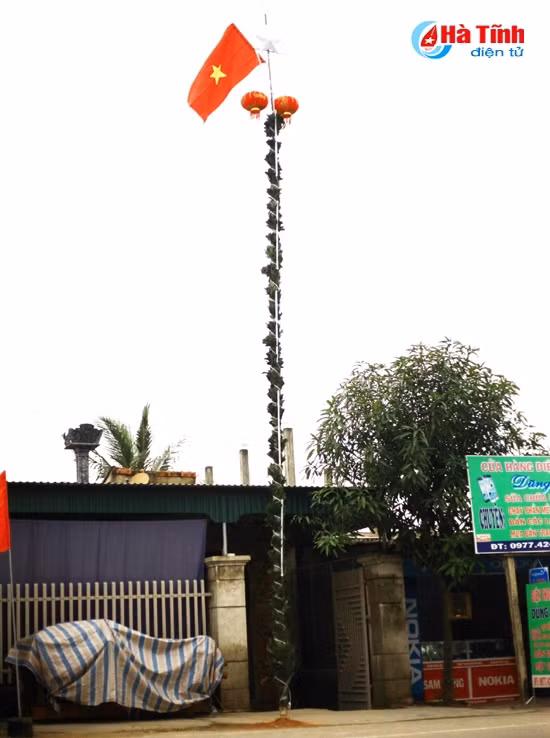 Rẽ khỏi tuyến đường QL1A để ngược lên phía Tây, cái không khí xô bồ, ngột ngạt của phố thị ngày giáp tết đã không còn. Những cây nêu cao chọc trời được trang trí đẹp ở khắp mọi nơi, dường như hương vị của tết đã thực sự đến gần hơn.