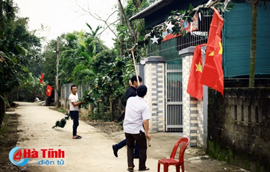 Bắt đầu giữa tháng Chạp, người dân trong làng chọn những cây tre thẳng, cao hoặc mua cây xèng phài (ở Hương Sơn), chuẩn bị vật liệu quan trọng nhất cho cây nêu nhà mình. Anh Đặng Quang Dũng, thôn Linh Tiến (Thạch Linh, TP. Hà Tĩnh) cho biết: “Công đoạn làm nêu cũng khá công phu, sau cây xèng phài, người ta phải tìm được lá đùng đình, loại tán càng rộng càng tốt để kết vào cây nêu."