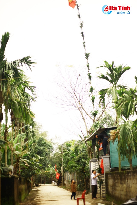 Rẽ khỏi tuyến đường QL1A để ngược lên phía Tây, cái không khí xô bồ, ngột ngạt của phố thị ngày giáp tết đã không còn. Những cây nêu cao chọc trời được trang trí đẹp ở khắp mọi nơi, dường như hương vị của tết đã thực sự đến gần hơn.