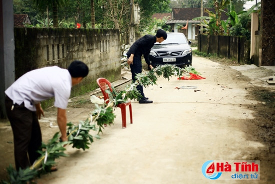 Bắt đầu giữa tháng Chạp, người dân trong làng chọn những cây tre thẳng, cao hoặc mua cây xèng phài (ở Hương Sơn), chuẩn bị vật liệu quan trọng nhất cho cây nêu nhà mình. Anh Đặng Quang Dũng, thôn Linh Tiến (Thạch Linh, TP. Hà Tĩnh) cho biết: “Công đoạn làm nêu cũng khá công phu, sau cây xèng phài, người ta phải tìm được lá đùng đình, loại tán càng rộng càng tốt để kết vào cây nêu."