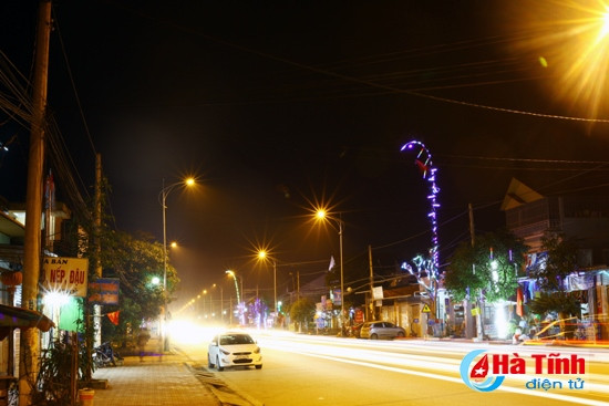 Nêu được trang hoàng sắc màu từ gốc đến ngọn, có cây lại gắn thêm biểu tượng con giáp, có cây chỉ đơn giản như gạch nối giữa đất với trời. Những hình ảnh lung linh sắc màu của ánh đèn phát ra từ những cây nêu hai bên đường cao chọc trời. Ánh đèn màu quyện vào màn sương mỏng manh, ẩn hiện sau những rặng cây khiến cho con đường như thêm huyền diệu.