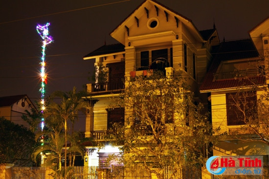 Nêu được trang hoàng sắc màu từ gốc đến ngọn, có cây lại gắn thêm biểu tượng con giáp, có cây chỉ đơn giản như gạch nối giữa đất với trời. Những hình ảnh lung linh sắc màu của ánh đèn phát ra từ những cây nêu hai bên đường cao chọc trời. Ánh đèn màu quyện vào màn sương mỏng manh, ẩn hiện sau những rặng cây khiến cho con đường như thêm huyền diệu.