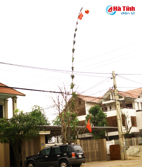 Rẽ khỏi tuyến đường QL1A để ngược lên phía Tây, cái không khí xô bồ, ngột ngạt của phố thị ngày giáp tết đã không còn. Những cây nêu cao chọc trời được trang trí đẹp ở khắp mọi nơi, dường như hương vị của tết đã thực sự đến gần hơn.