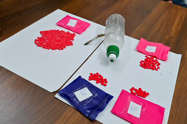 Khởi tố đối tượng đưa 285 viên hồng phiến vào quán karaoke