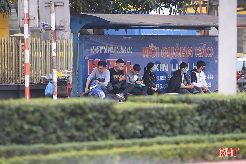 Đeo khẩu trang phòng dịch Covid-19 ở Hà Tĩnh: Người nhớ, người quên...!