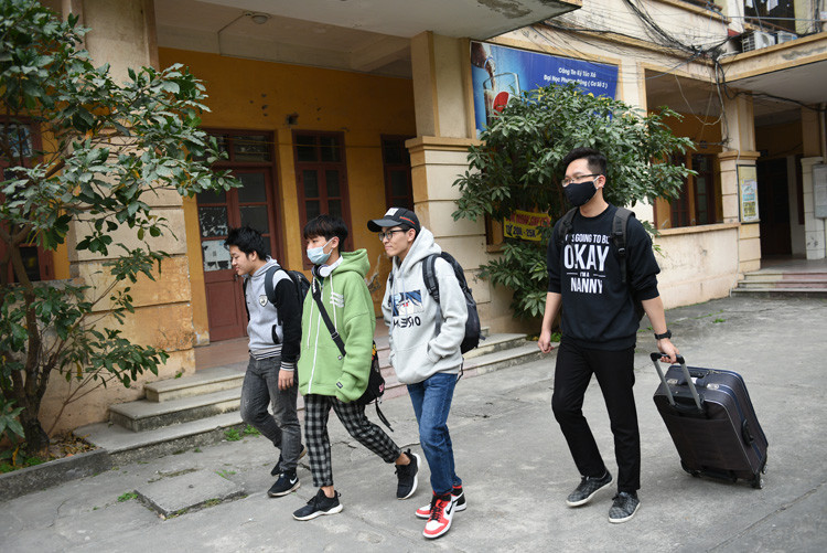 Được nghỉ Tết sớm, sinh viên ùn ùn về quê tránh dịch Covid-19