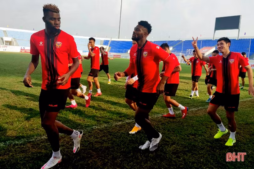 Hồng Lĩnh Hà Tĩnh làm quen sân vận động Hòa Xuân