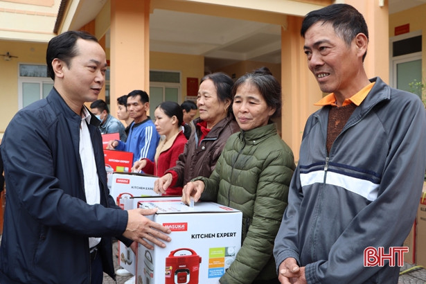 Trao 300 nồi cơm điện trị giá 300 triệu đồng cho người dân Vũ Quang