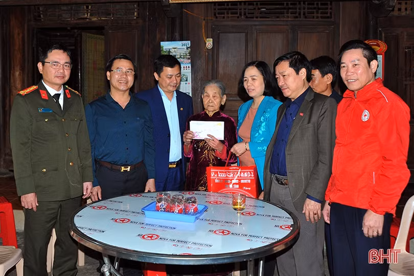 Phó Chủ tịch UBND tỉnh tặng quà tết cho các đối tượng chính sách tại Hương Khê