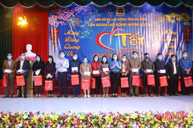 “Tết sum vầy”, trao 134 suất quà cho đoàn viên công đoàn khó khăn ở Lộc Hà