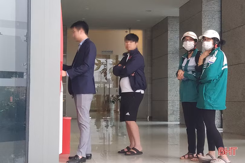 Đeo khẩu trang phòng dịch Covid-19 ở Hà Tĩnh: Người nhớ, người quên...!