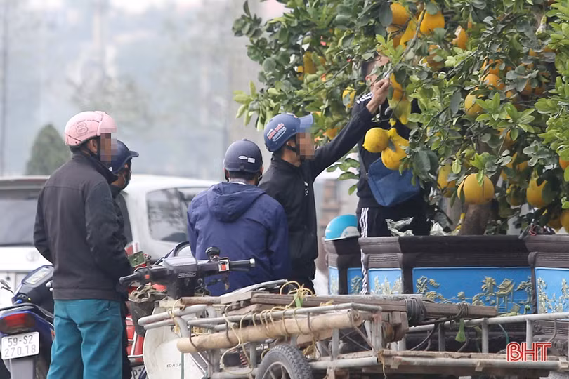 Đeo khẩu trang phòng dịch Covid-19 ở Hà Tĩnh: Người nhớ, người quên...!
