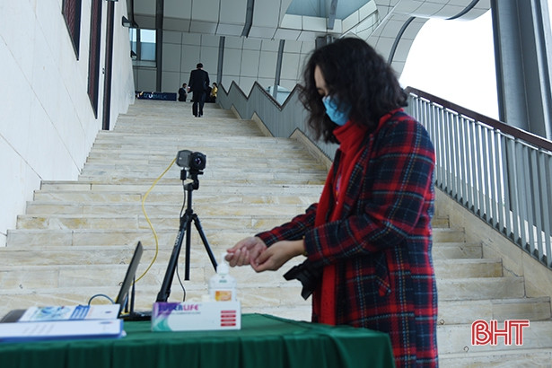 Hơn 500 phóng viên tác nghiệp tại Đại hội XIII được xét nghiệm Covid-19