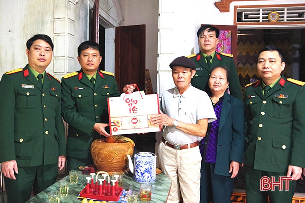 Bộ CHQS Hà Tĩnh tặng 33 suất quà nhân dịp tết Nguyên đán