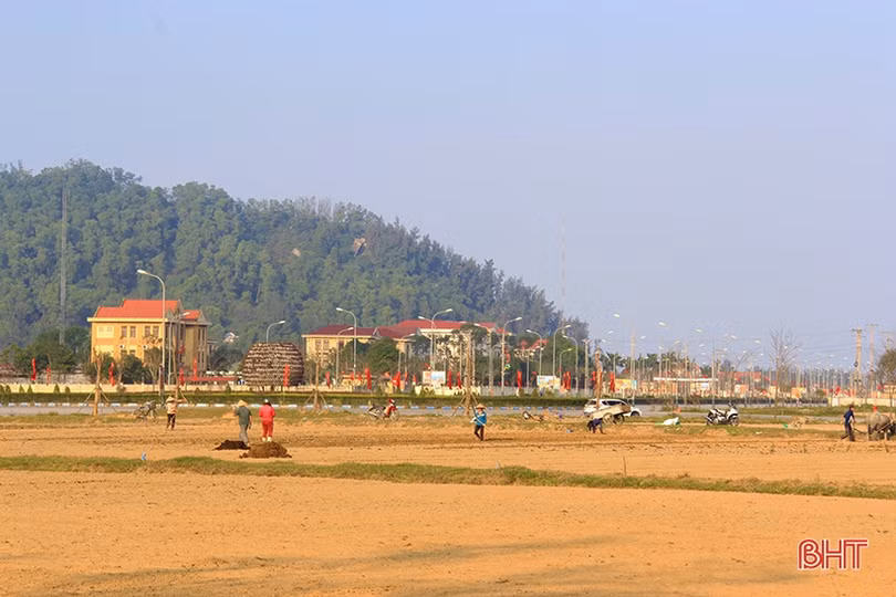 Người dân Hà Tĩnh hăng say lao động hướng về Đại hội Đảng