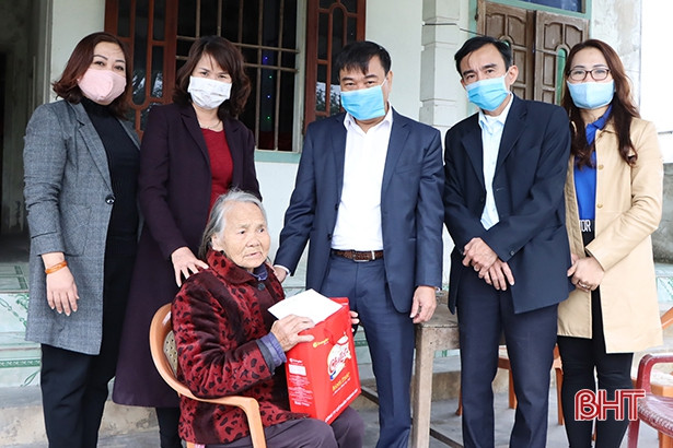 Lãnh đạo Cẩm Xuyên thăm hỏi gia đình chính sách nhân dịp tết Nguyên đán