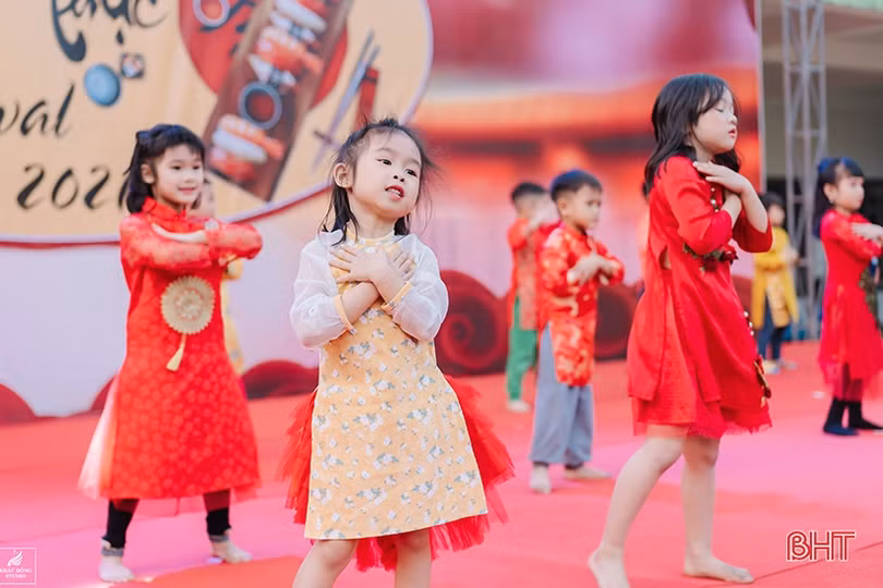 Tết muôn sắc màu với học sinh mầm non Trung Kiên