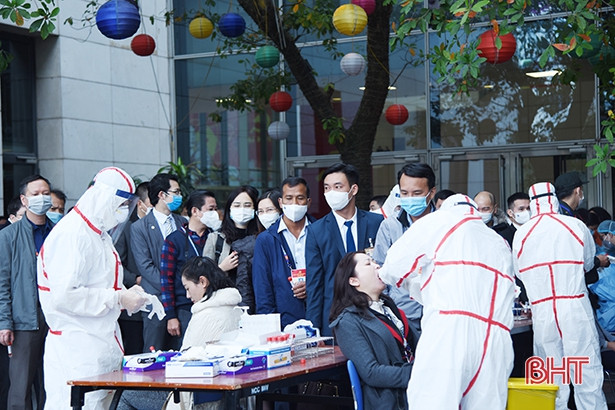 Hơn 500 phóng viên tác nghiệp tại Đại hội XIII được xét nghiệm Covid-19