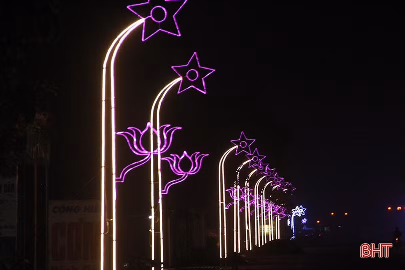 Vô vàn “cây nêu” điểm tô những con đường ở huyện Nghi Xuân