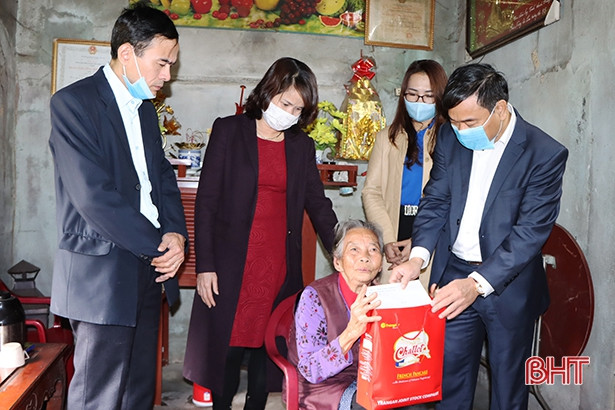 Lãnh đạo Cẩm Xuyên thăm hỏi gia đình chính sách nhân dịp tết Nguyên đán