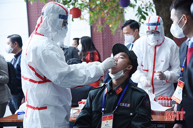 Hơn 500 phóng viên tác nghiệp tại Đại hội XIII được xét nghiệm Covid-19