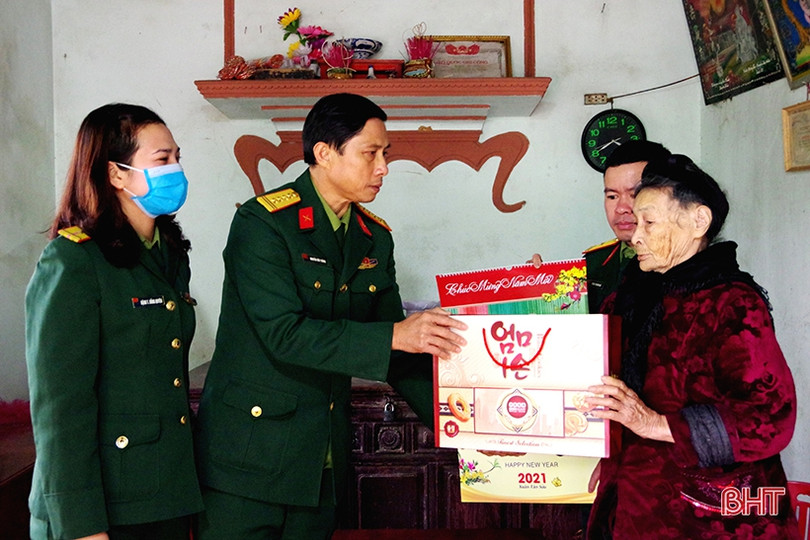 Bộ CHQS Hà Tĩnh tặng 33 suất quà nhân dịp tết Nguyên đán