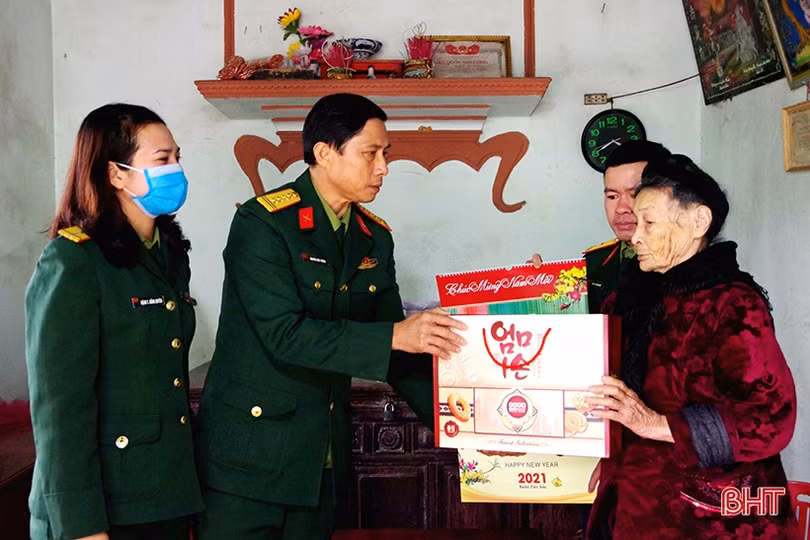 Bộ CHQS Hà Tĩnh tặng 33 suất quà nhân dịp tết Nguyên đán