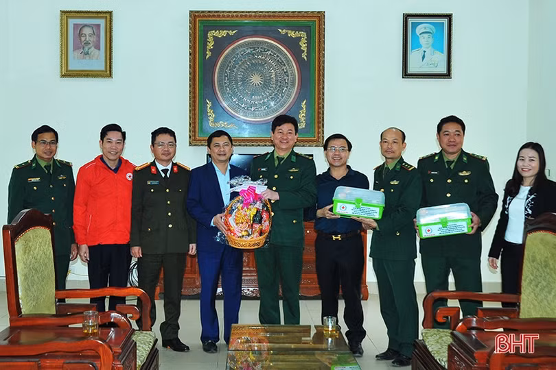 Phó Chủ tịch UBND tỉnh tặng quà tết cho các đối tượng chính sách tại Hương Khê