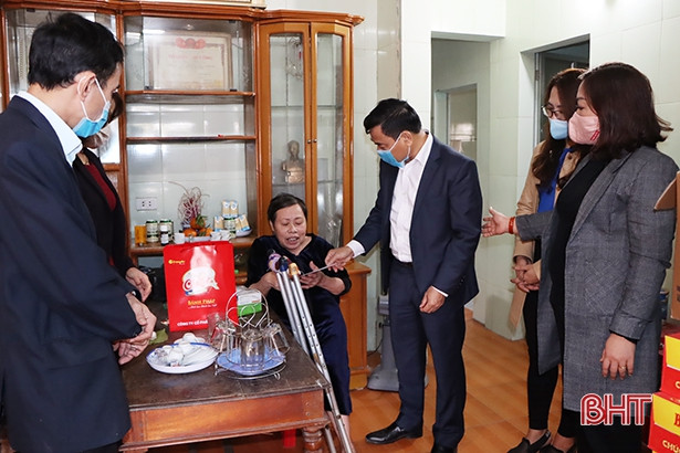Lãnh đạo Cẩm Xuyên thăm hỏi gia đình chính sách nhân dịp tết Nguyên đán