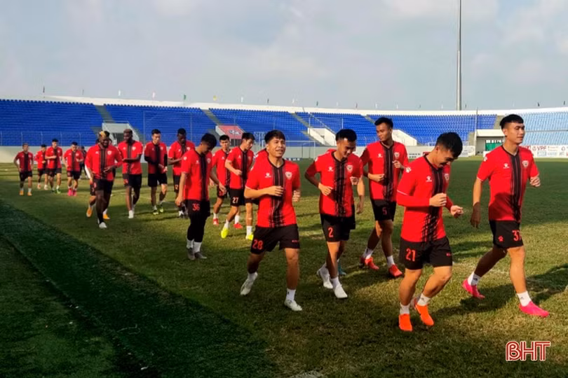 Hồng Lĩnh Hà Tĩnh làm quen sân vận động Hòa Xuân