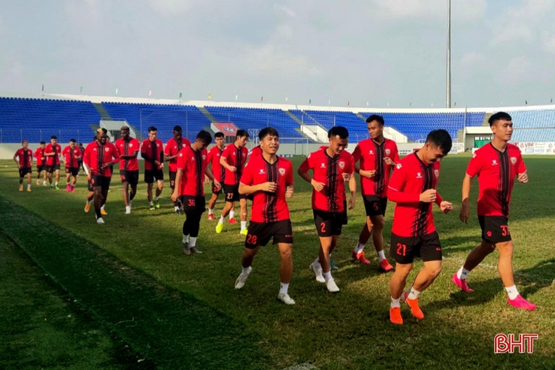 Hồng Lĩnh Hà Tĩnh làm quen sân vận động Hòa Xuân