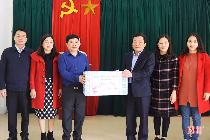 Chủ tịch Ủy ban MTTQ Hà Tĩnh thăm hỏi người có công, đối tượng bảo trợ xã hội