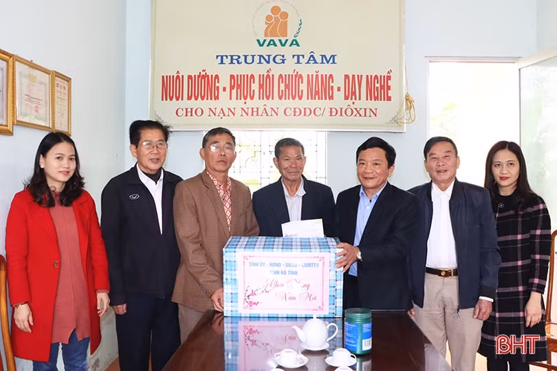 Phó Chủ tịch HĐND tỉnh trao quà tết cho các đơn vị bảo trợ xã hội