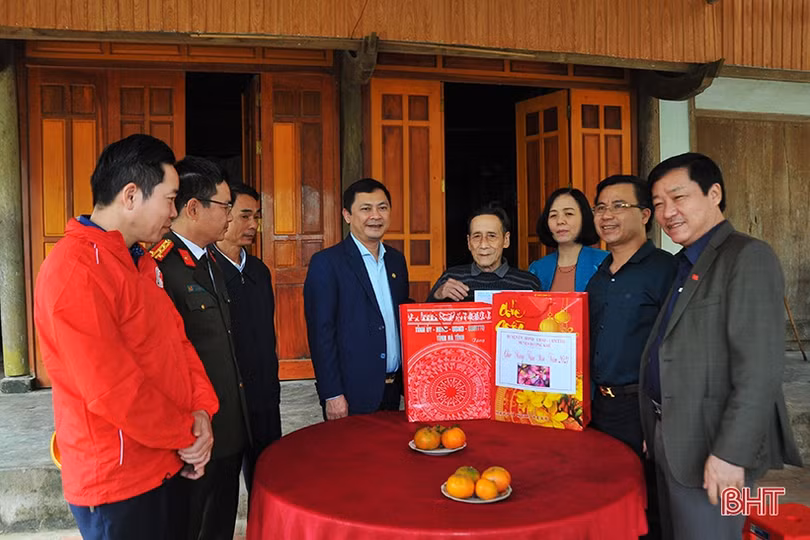 Chủ tịch Ủy ban MTTQ Hà Tĩnh thăm hỏi người có công, đối tượng bảo trợ xã hội