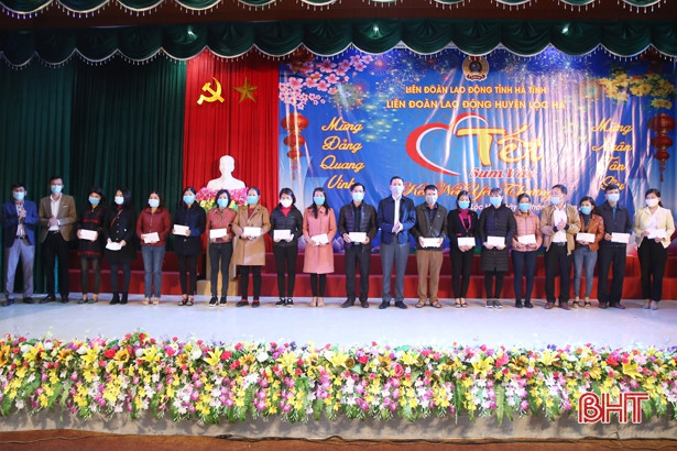 “Tết sum vầy”, trao 134 suất quà cho đoàn viên công đoàn khó khăn ở Lộc Hà