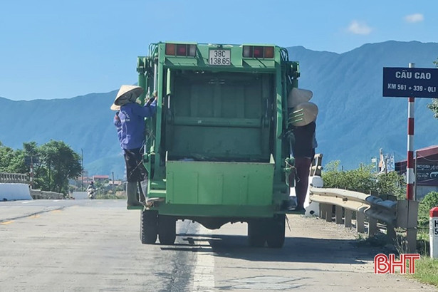 Tái diễn cảnh công nhân đu bám sau xe chở rác chạy trên QL 1A ở Hà Tĩnh
