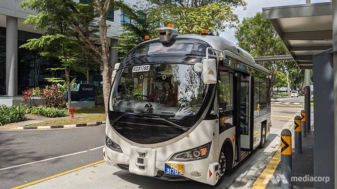 Một trong các xe buýt tự lái thương mại trên tuyến Science Park 2. Ảnh: Zhaki Abdullah Xe buýt tự lái thương mại đầu tiên lăn bánh tại Singapore