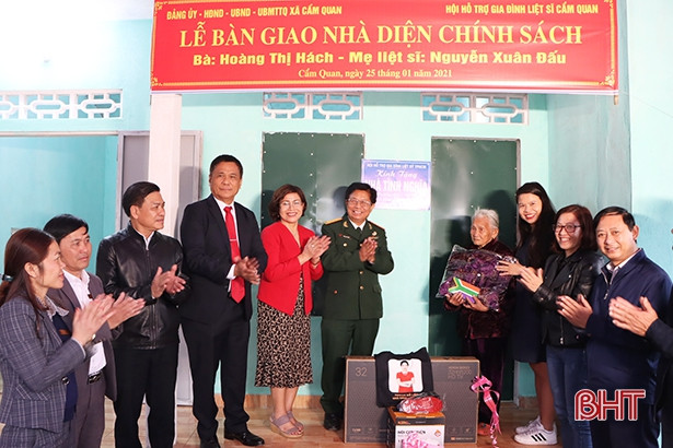 Bàn giao 4 nhà tình nghĩa cho các gia đình liệt sỹ