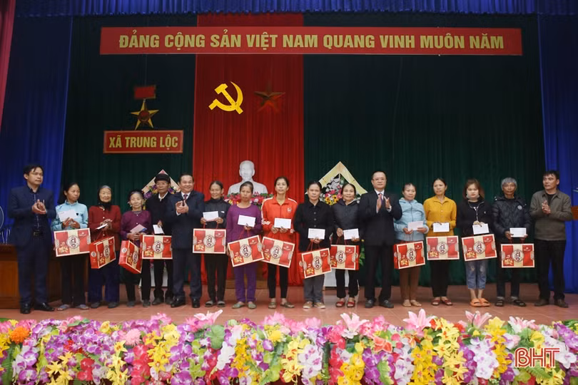 Đoàn ĐBQH và Vietinbank Hà Tĩnh trao 150 suất quà tết cho người nghèo