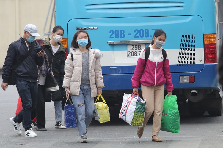 Được nghỉ Tết sớm, sinh viên ùn ùn về quê tránh dịch Covid-19