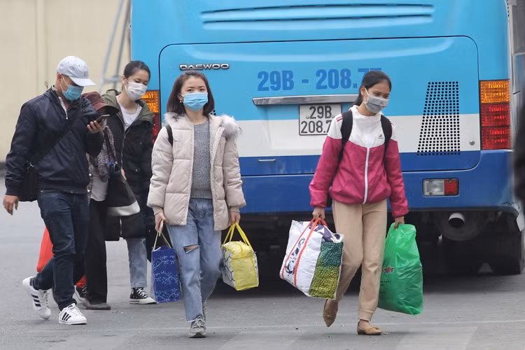 Được nghỉ Tết sớm, sinh viên ùn ùn về quê tránh dịch Covid-19