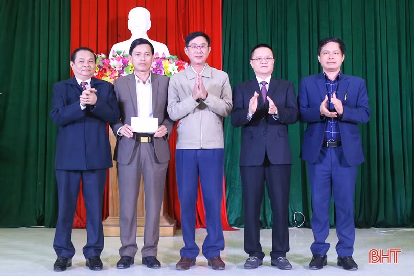 Đoàn ĐBQH và Vietinbank Hà Tĩnh trao 150 suất quà tết cho người nghèo