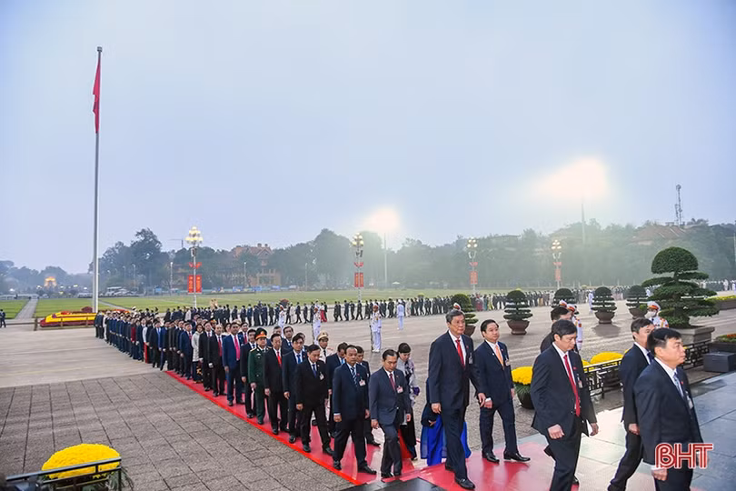 Đại biểu dự Đại hội XIII của Đảng vào Lăng viếng Chủ tịch Hồ Chí Minh