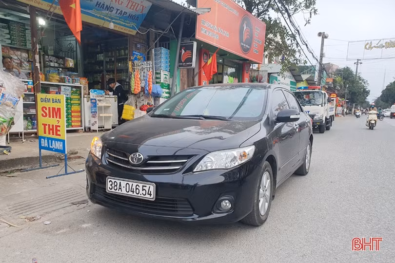 Công an TP Hà Tĩnh ra quân xử phạt phương tiện dừng, đỗ sai quy định trên nhiều tuyến đường