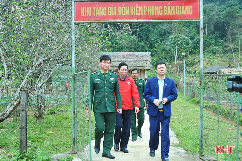 Phó Chủ tịch UBND tỉnh tặng quà tết cho các đối tượng chính sách tại Hương Khê