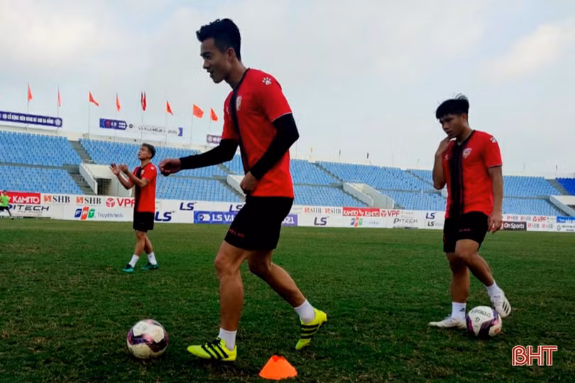 Hồng Lĩnh Hà Tĩnh làm quen sân vận động Hòa Xuân