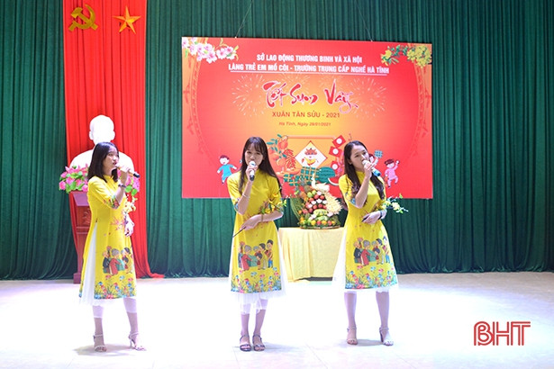 Ấm áp bữa cơm cuối năm ở Làng Trẻ em mồ côi Hà Tĩnh